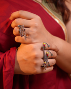 Oxodised 3 Finger Ring Parrot - Multicolor